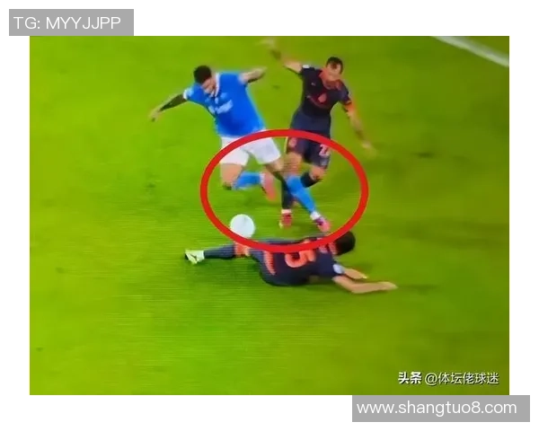 足球明星因不雅动作引发争议球迷反应不一引发热议